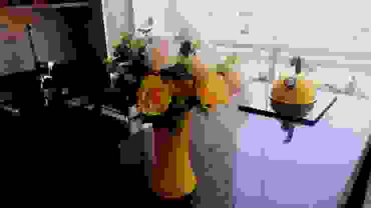 Cooktop de indução elétrico embutido no granito STUDIO SPECIALE - ARQUITETURA & INTERIORES Varandas, alpendres e terraços industriais Vidro Amarelo Vaso amarelo,cooktop