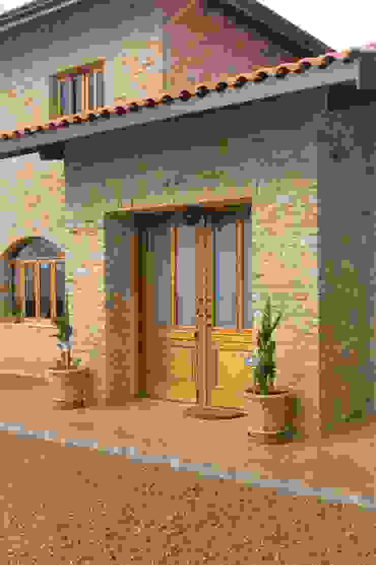 Tikkanen arquitetura 鄉村風格的走廊，走廊和樓梯 石器 Amber/Gold