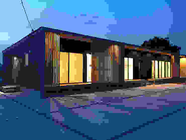 平屋の二世帯住宅のライトアップ KAWAZOE-ARCHITECTS モダンな 家 空,財産,青,シェード,窓,木,フィクスチャ,建物,矩形,材料特性