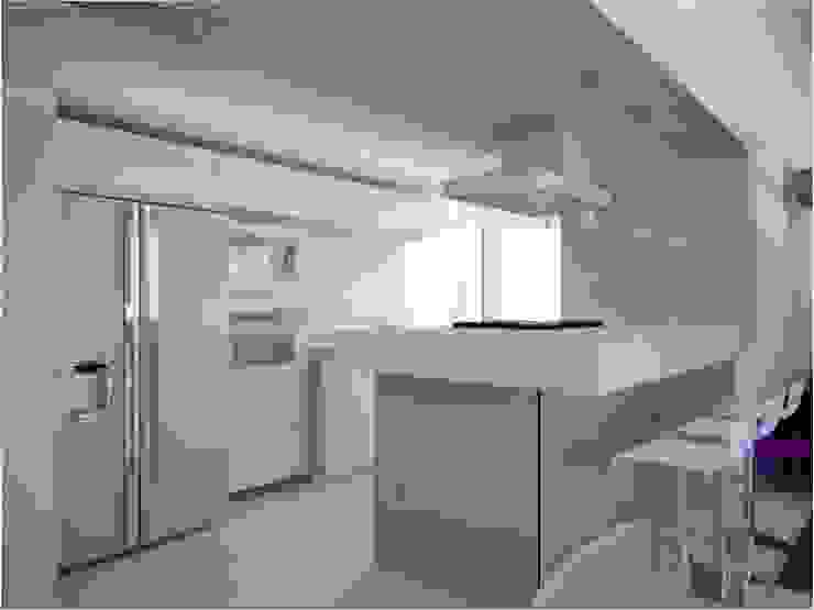 PLANYTEC CONSTRUÇÕES E PROJETOS Ingresso, Corridoio & Scale in stile moderno