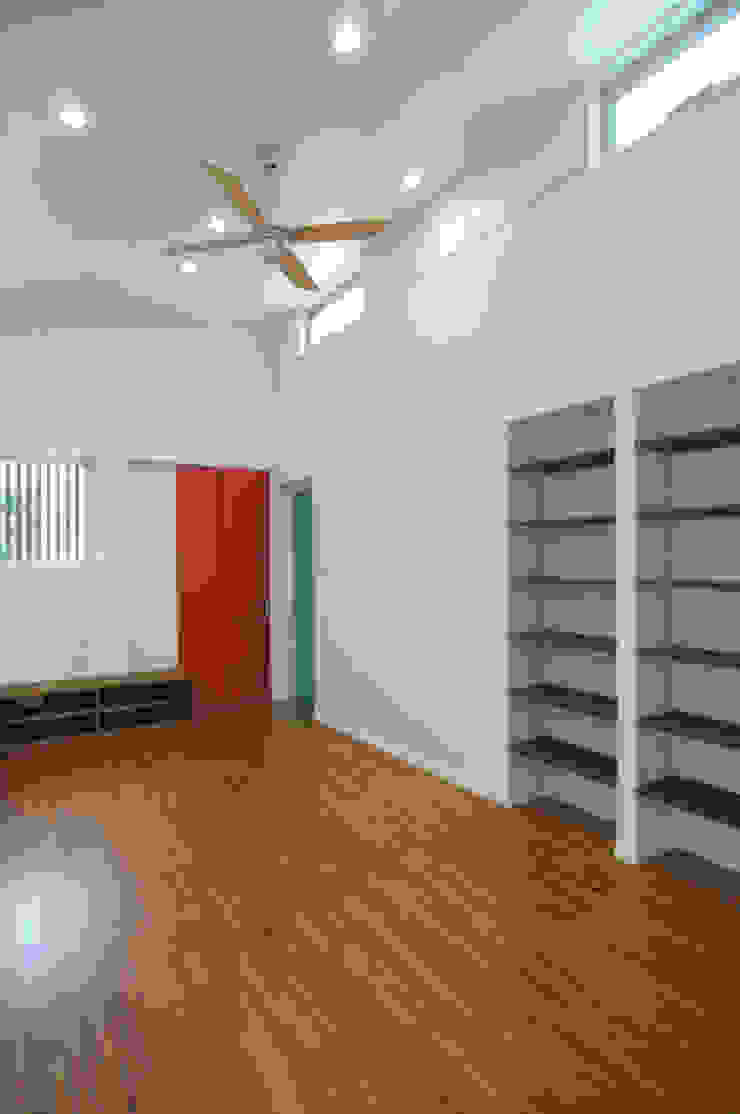 hacototo design room Nowoczesny salon Drewno Wielokolorowy