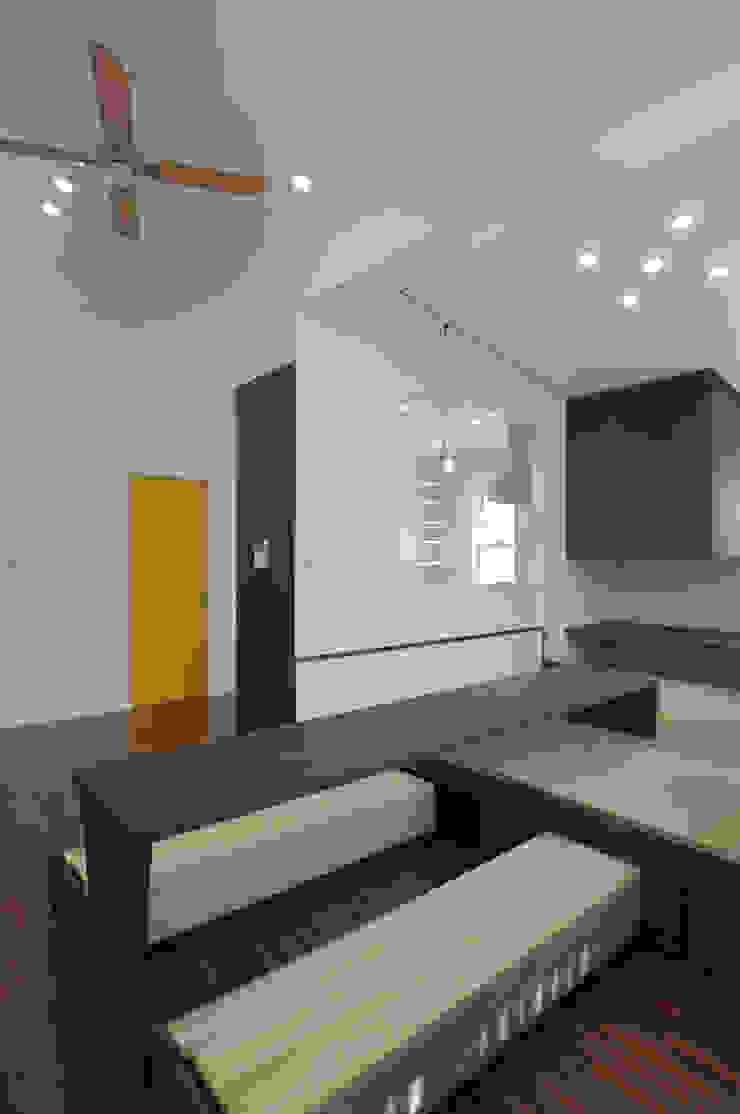 hacototo design room Nowoczesny salon Drewno Wielokolorowy