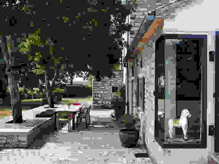 Bildschöne Terrassengestaltung: Sitzinsel und Bank mit grauen WPC