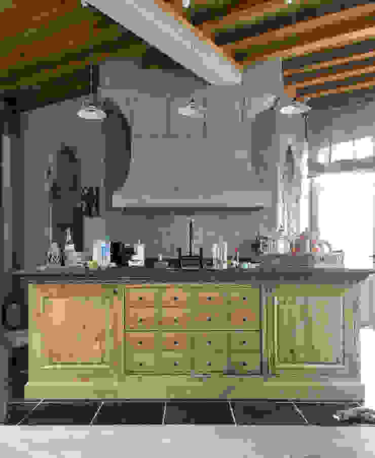 Küche aus Eiche mit großer Esse und Blausteinplatte von Charme de