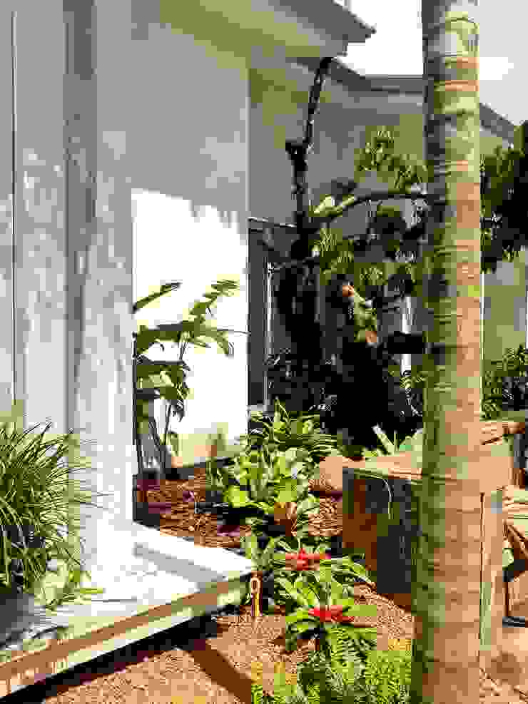 Residencia Coelho, Jardim. STUDIO AGUIAR E DINIS Taman Modern