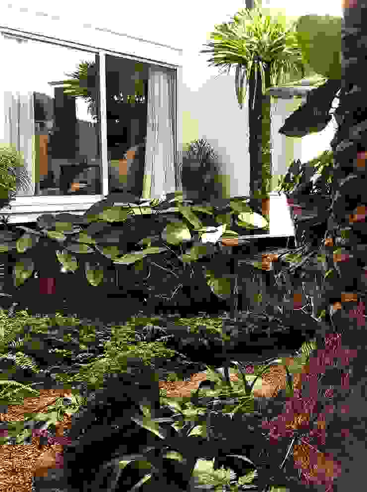 Residencia Coelho, Jardim. STUDIO AGUIAR E DINIS Taman Modern