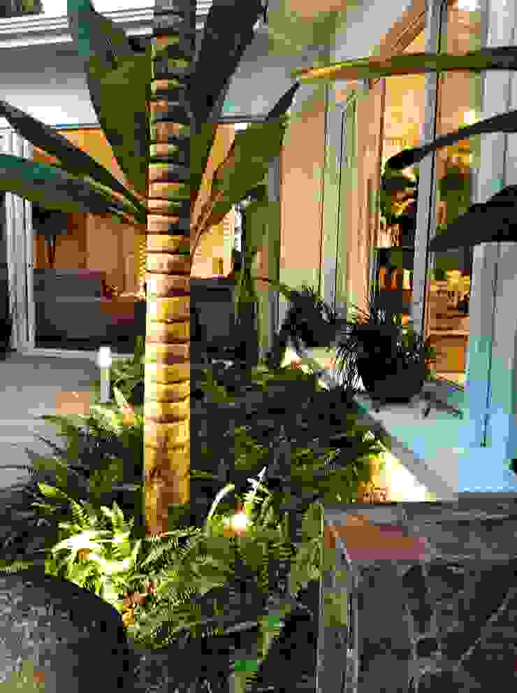 Residencia Coelho, Jardim. STUDIO AGUIAR E DINIS Taman Modern