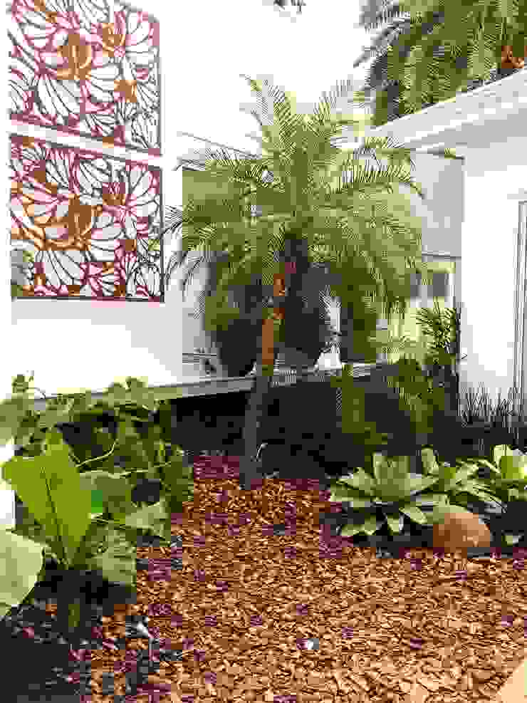 Residencia Coelho, Jardim. STUDIO AGUIAR E DINIS Taman Modern