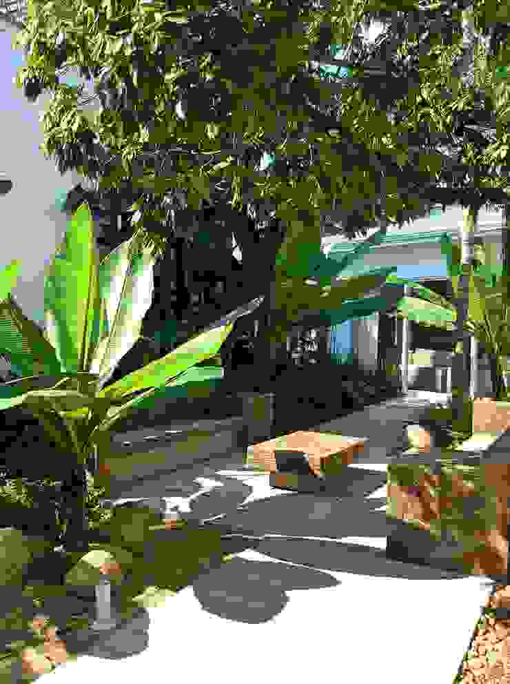 Residencia Coelho, Jardim. STUDIO AGUIAR E DINIS Taman Modern