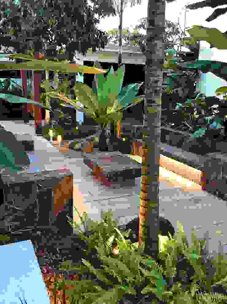 Residencia Coelho, Jardim. STUDIO AGUIAR E DINIS Taman Modern