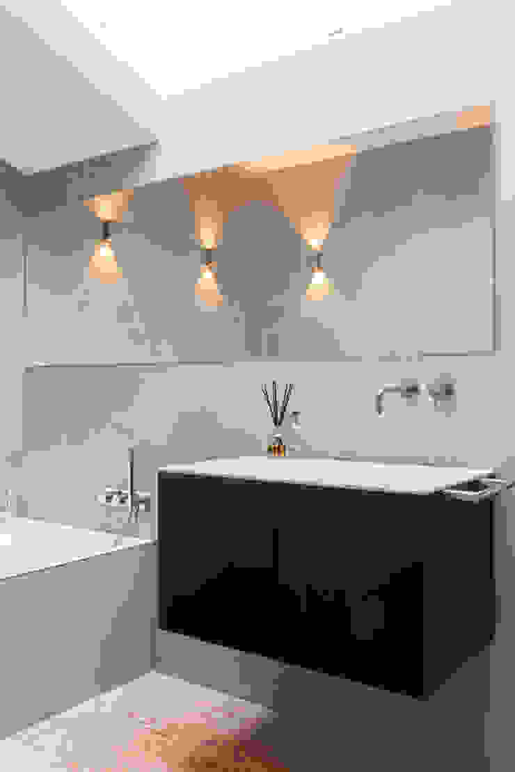 Bathroom Cemlux Casas de banho modernas Betão Cinzento