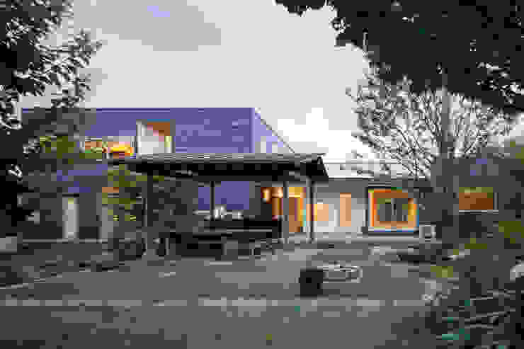 平屋と二階建てが土間で繋がる二世帯住宅 Homify 平屋と二階建てが土間で繋がる二世帯住宅 Homify