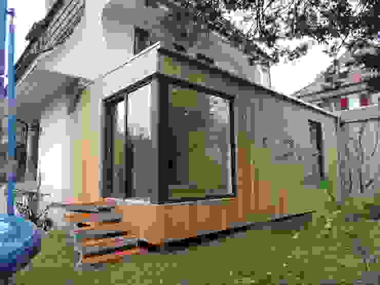 vista della vetrata d'angolo di ingresso homify Casa prefabbricata Legno ampliamento in legno,modulo abitativo,casa prefabbricata,esterno in legno,facciata in cedro,modulo ecologico