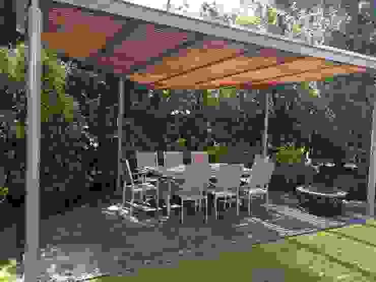 Pérgola color pimienta y madera color magnolia en Contadero CDMX, Materia Viva S.A. de C.V. Materia Viva S.A. de C.V. Jardins modernos