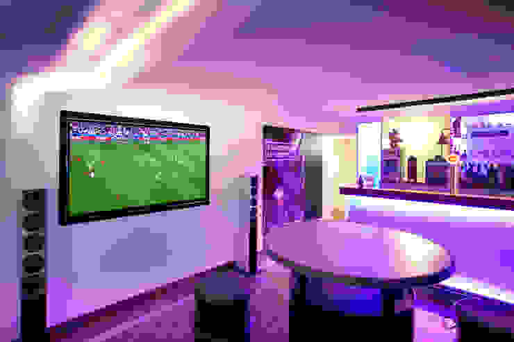 Umgerüstet auf die Zukunft , Gira, Giersiepen GmbH & Co. KG Gira, Giersiepen GmbH & Co. KG Moderner Multimedia-Raum Fernsehen,Hell,Violett,Tisch,Beleuchtung,Innenarchitektur,Entertainment,Fernsehgerät,Mauer,Magenta
