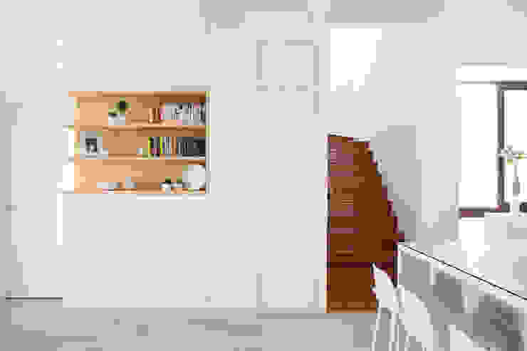 homify Cầu thang White