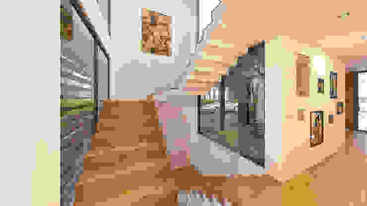 Couloir, entrée, escaliers modernes par Traçado Regulador. Lda Moderne Bois Effet bois