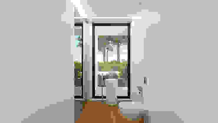 Salle de bain moderne par Traçado Regulador. Lda Moderne Bois Effet bois