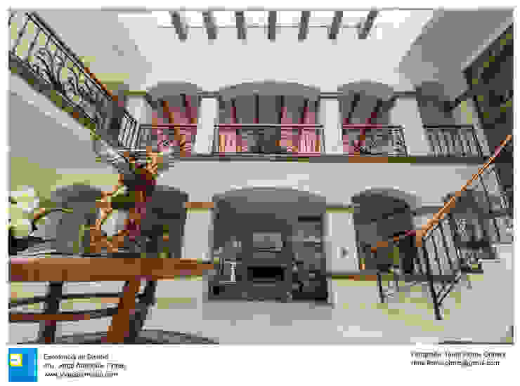 Excelencia en Diseño Hành lang, sảnh & cầu thang phong cách thực dân Đá hoa Beige