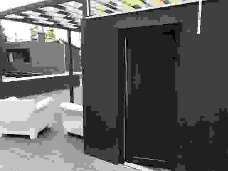 Puertas modernas de homify Moderno