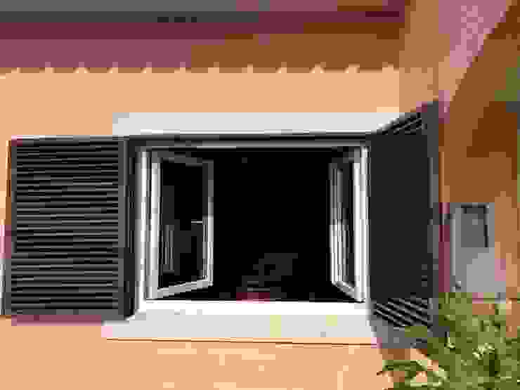 Puertas y ventanas rústicas de homify Rústico