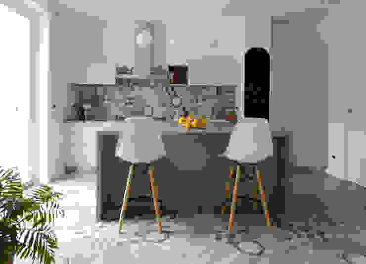 La Cucina ARCHISPRITZ Cucina attrezzata Beige bianco e grigio,cappa in metallo,cementine esagonali,cucina bianca,disegni floreali,disegni geometrici,illuminazione cucina,cucina ad isola,lavagna,open space,ristrutturazione,sgabelli