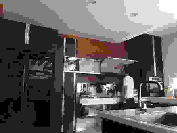 Lighthouse Architect Indonesia Cucina minimalista Nero