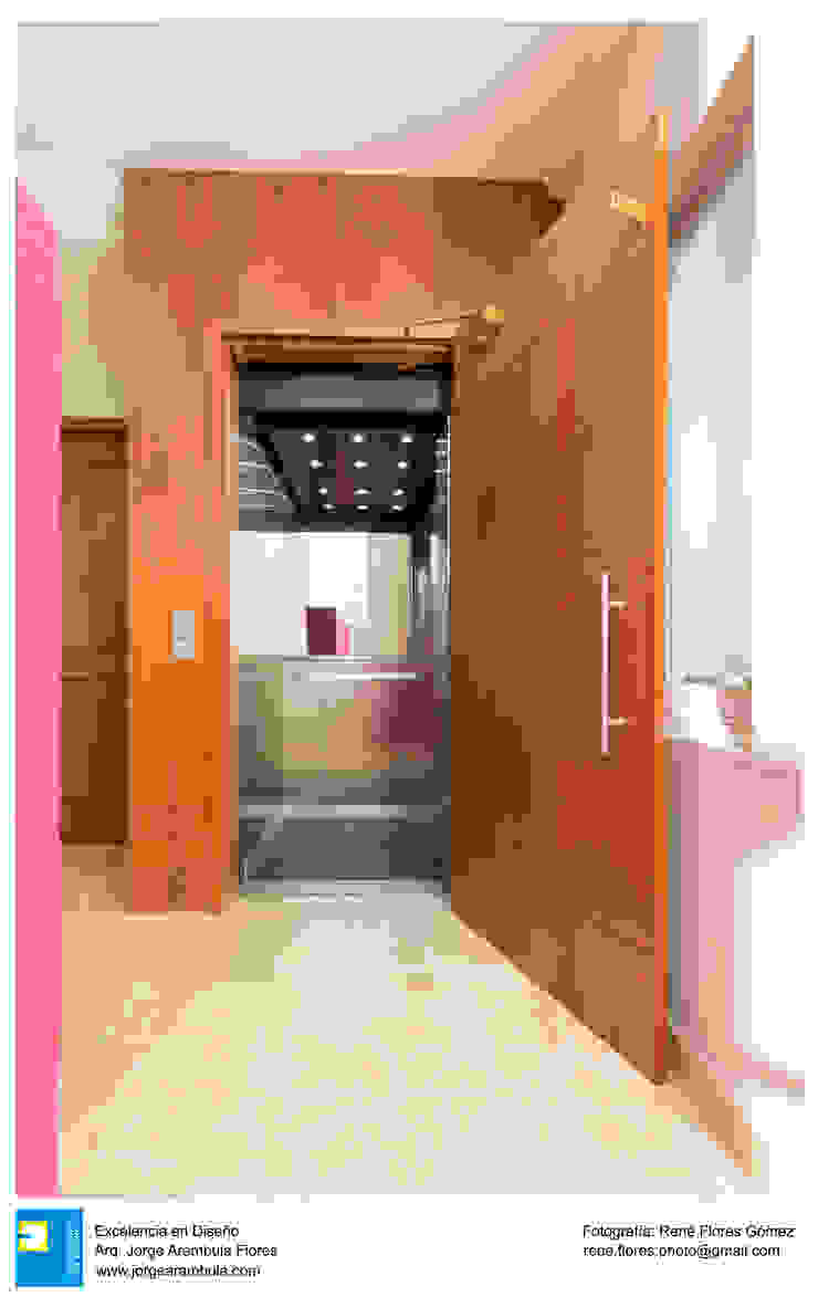 Excelencia en Diseño Hành lang, sảnh & cầu thang phong cách thực dân Gỗ White