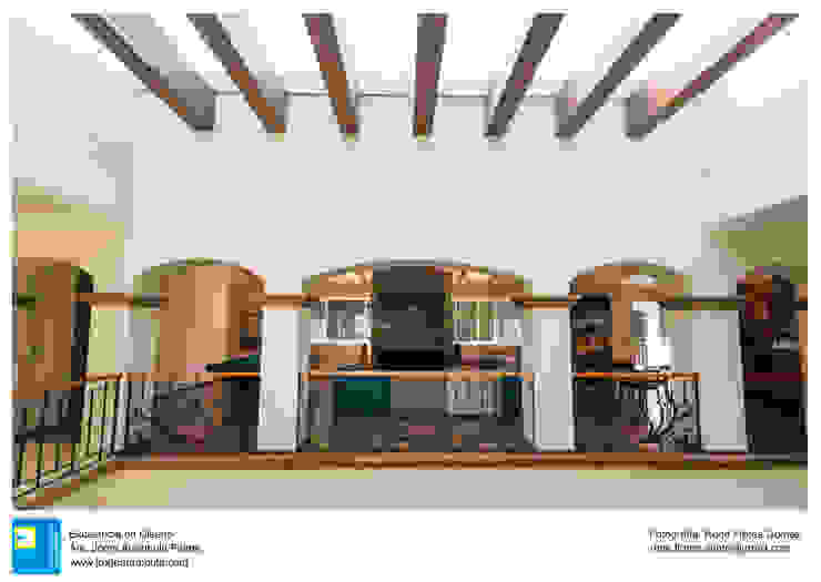 Excelencia en Diseño Hành lang, sảnh & cầu thang phong cách thực dân Gỗ thiết kế White