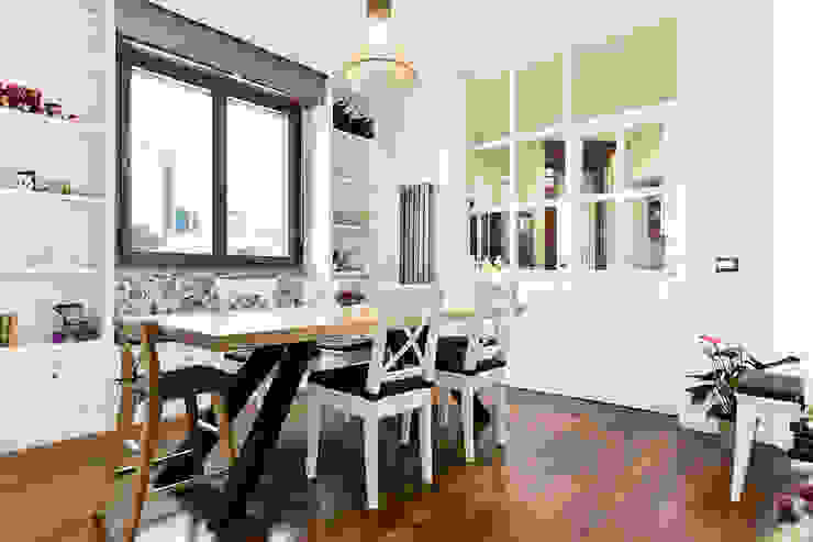 Sala da Pranzo | Vetrata cucina a vista 02A Studio Sala da pranzo moderna Bianco tavolo da pranzo,vetrata,vetrata bianca,vetrata in legno,tavolo in legno,legno massello,lampadada sospesa,octo design,parquet,ristrutturazione,termoarredo,tenda rigida