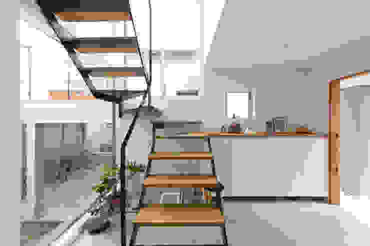 1.5階デッキのある家 ラブデザインホームズ／LOVE DESIGN HOMES 階段 玄関土間,階段