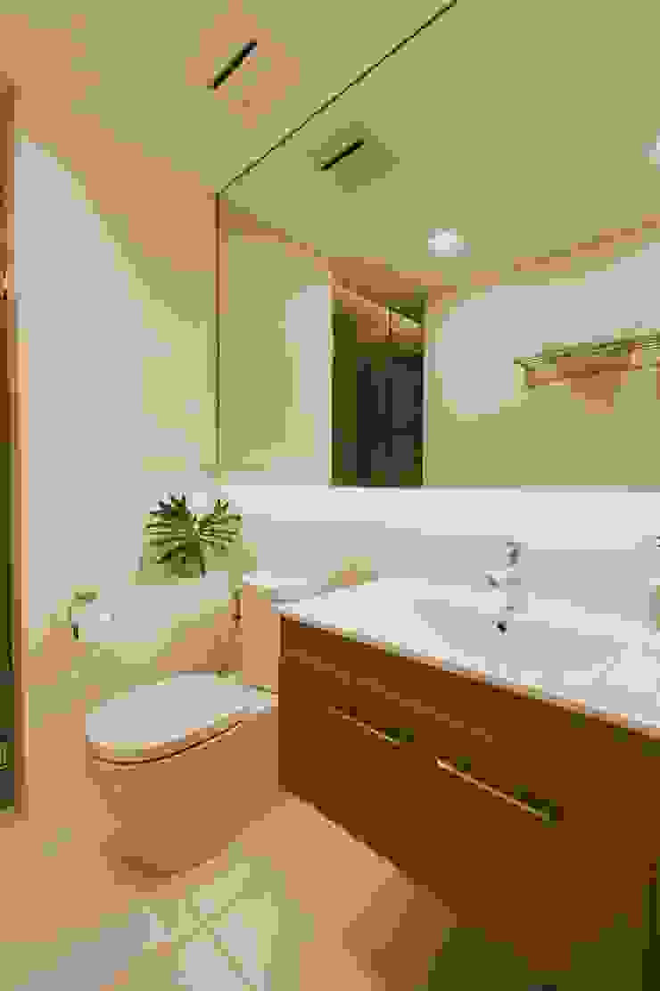 Toilet and Bath Modern bathroom by Living Innovations Design Unlimited, Inc. Modern