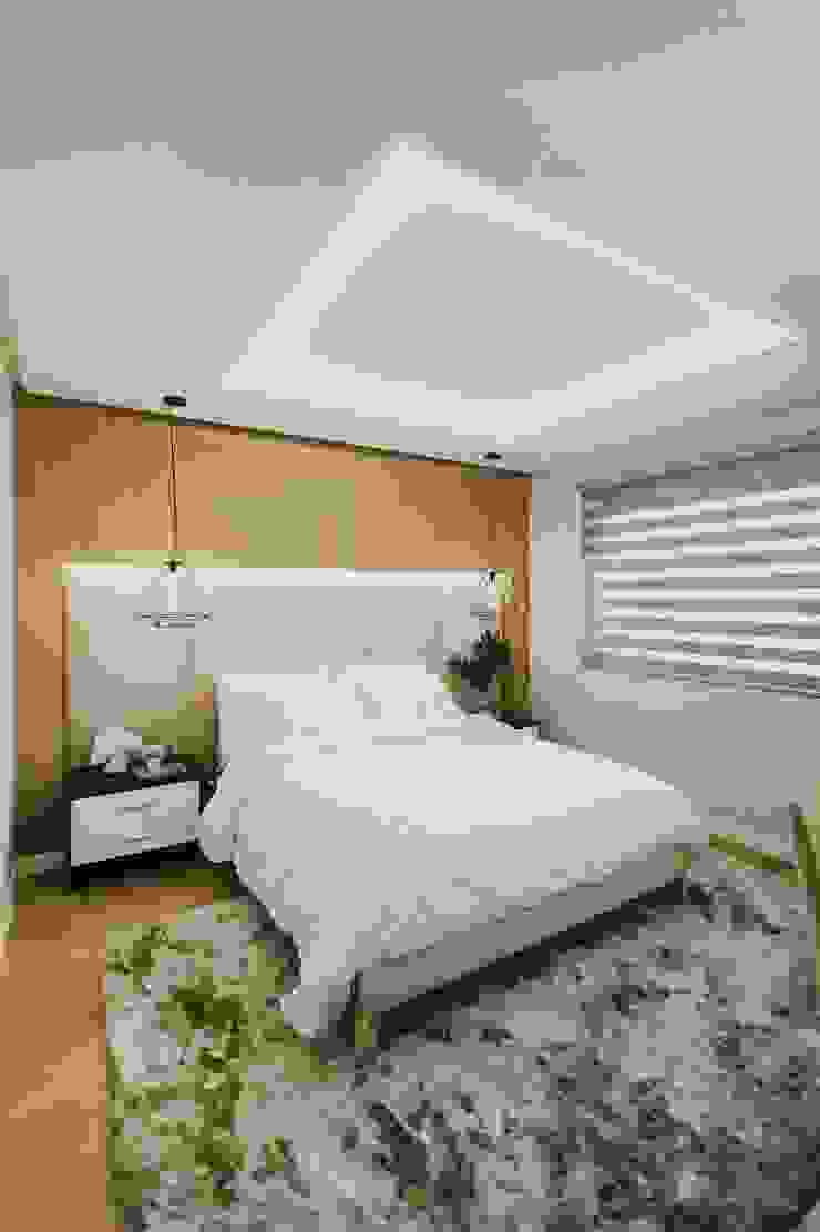 Girl's Bedroom 2 Modern style bedroom by Living Innovations Design Unlimited, Inc. Modern