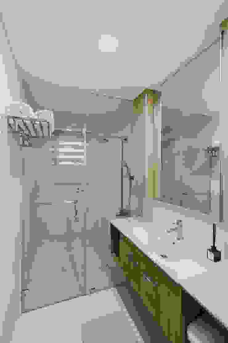 Toilet and Bath Modern bathroom by Living Innovations Design Unlimited, Inc. Modern