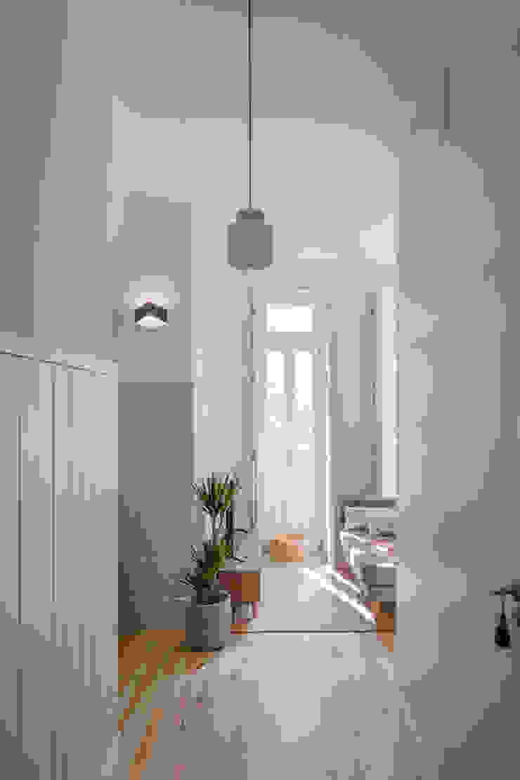 Entrada - piso 0 Salas de estar minimalistas por Pedro Ferreira Architecture Studio Lda Minimalista