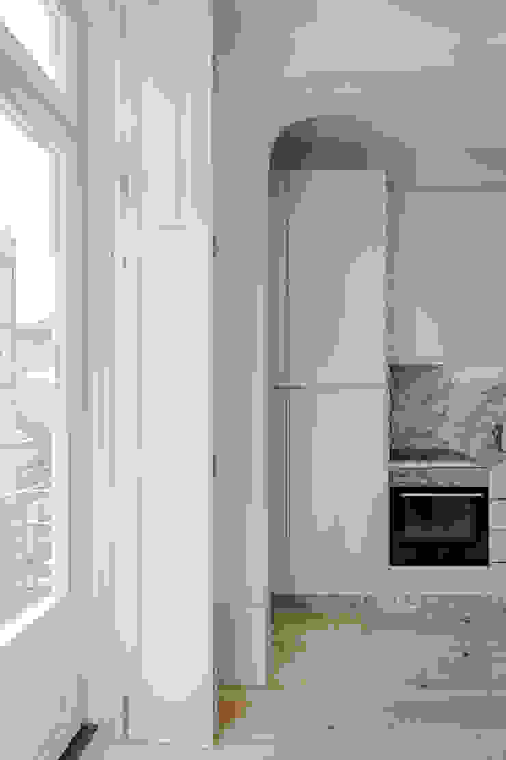 Janela e Cozinha - Pisos 1 e 2 Cozinhas minimalistas por Pedro Ferreira Architecture Studio Lda Minimalista