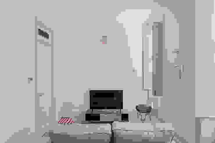 Sala de Estar - Pisos 1 e 2 por Pedro Ferreira Architecture Studio Lda Minimalista
