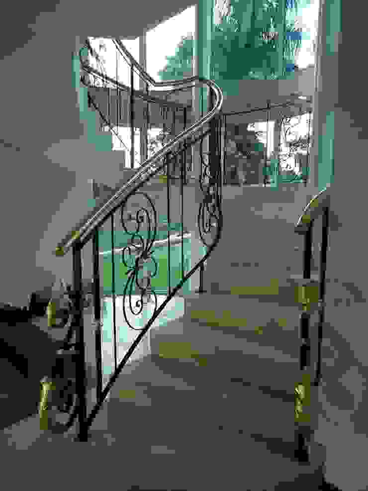 Penha Alba Arquitetura e Interiores 계단 철 / 철강 검정