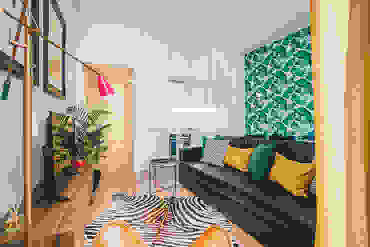 Apartamento T1 | Lisboa, YS PROJECT DESIGN YS PROJECT DESIGN Salas de estar tropicais Verde Mobiliário,Plantar,Construção,Sofá,Porta-retratos,Sala de estar,Conforto,Design de interiores,Têxtil,laranja