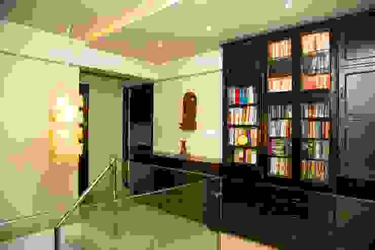 Mrs. Rama Vaidyananath, Aesthetica Aesthetica Modern corridor, hallway & stairs