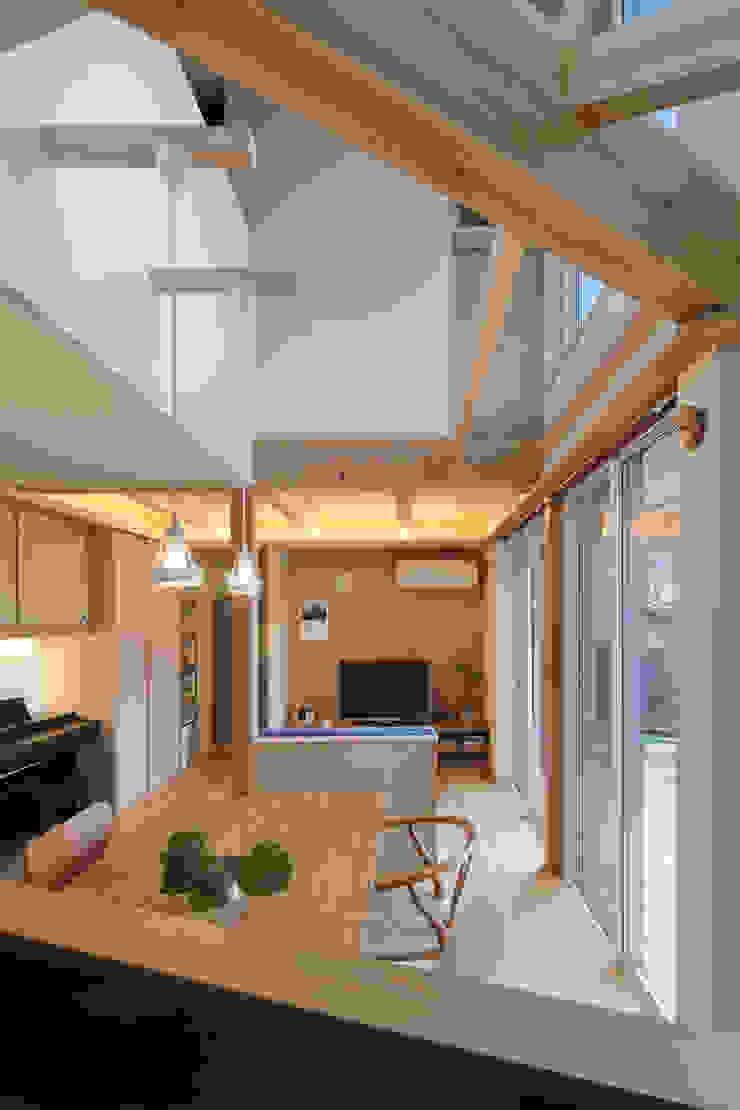 ヘノ字に暮らす, 芦田成人建築設計事務所 芦田成人建築設計事務所 Scandinavian style living room Wood