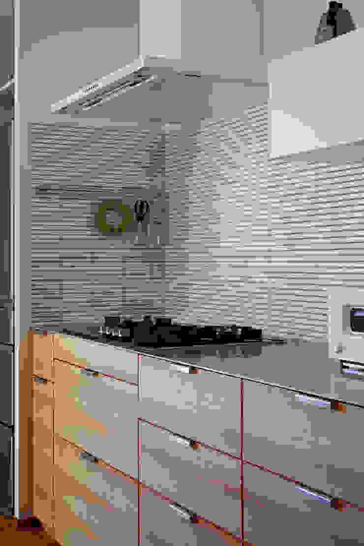 toki Architect design office Modern Kitchen Tiles White