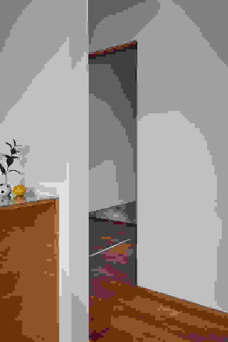 toki Architect design office Modern Corridor, Hallway and Staircase Wood Multicolored