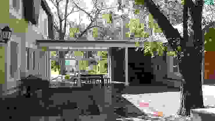 CASA DE CAMPO Estudio Dillon Terzaghi Arquitectura - Pilar Jardines de invierno clásicos Ladrillos Amarillo puente,conexión,patio,jardin de invierno,galeria,parrilla