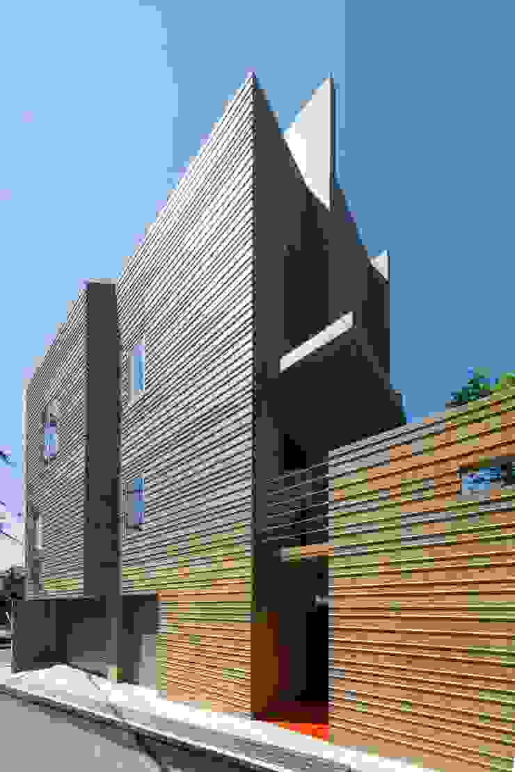 杉板型枠のコンクリート打ち放し カラークリア塗装 モダンな 家 の Hirodesign Jp モダン コンクリート Homify