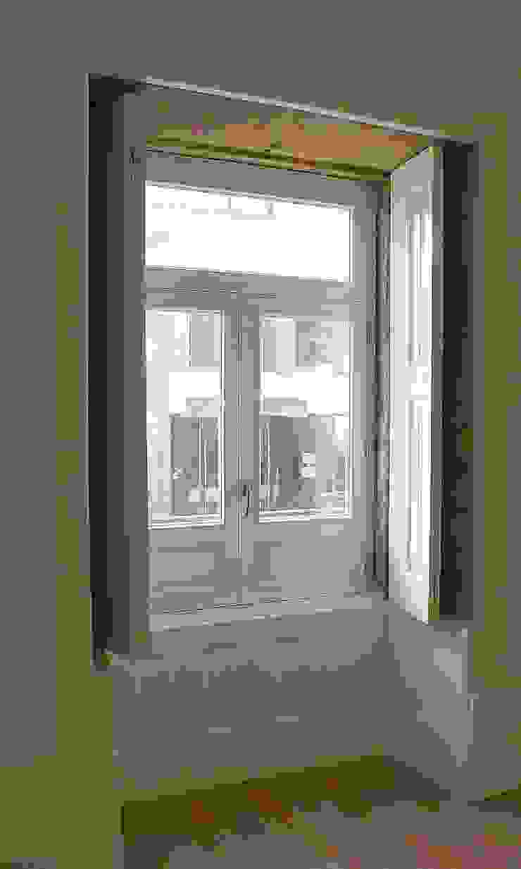 Janela sobre a rua com portadas interiores José Melo Ferreira, Arquitecto Janelas de madeira Madeira Branco portadas interiores,janela em madeira,janela do Porto,janela reconstruida,janela clássica,portadas em madeira,carpintaria pintada