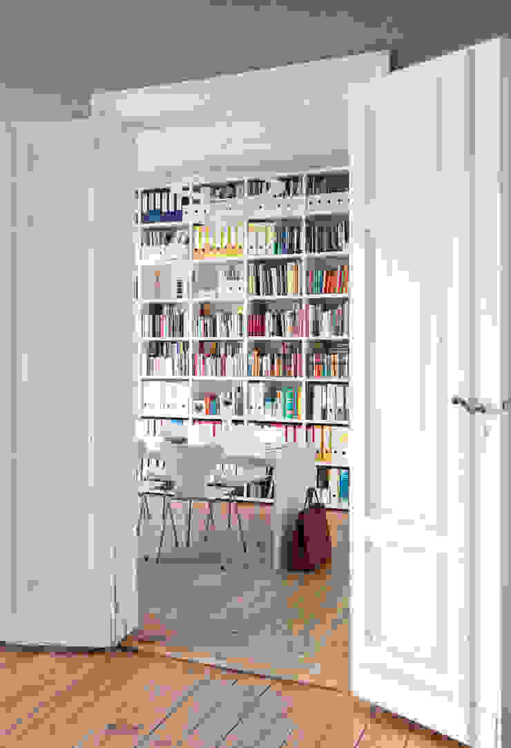 GANTZ - Bücherregal nach Maß in Berliner Altbau, GANTZ - Regale und Einbauschränke nach Maß GANTZ - Regale und Einbauschränke nach Maß Espaços de trabalho minimalistas Derivados de madeira Branco