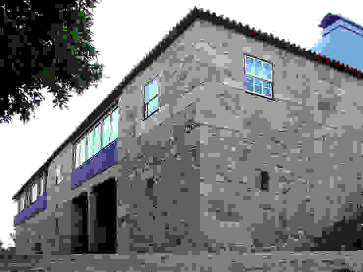 Vista do edifício inicial com intervenção em ferro e madeira José Melo Ferreira, Arquitecto Casas de campo Granito Multicolor casa de lavoura, restauro, reabilitação, reutilização, pico de regalados, quintão