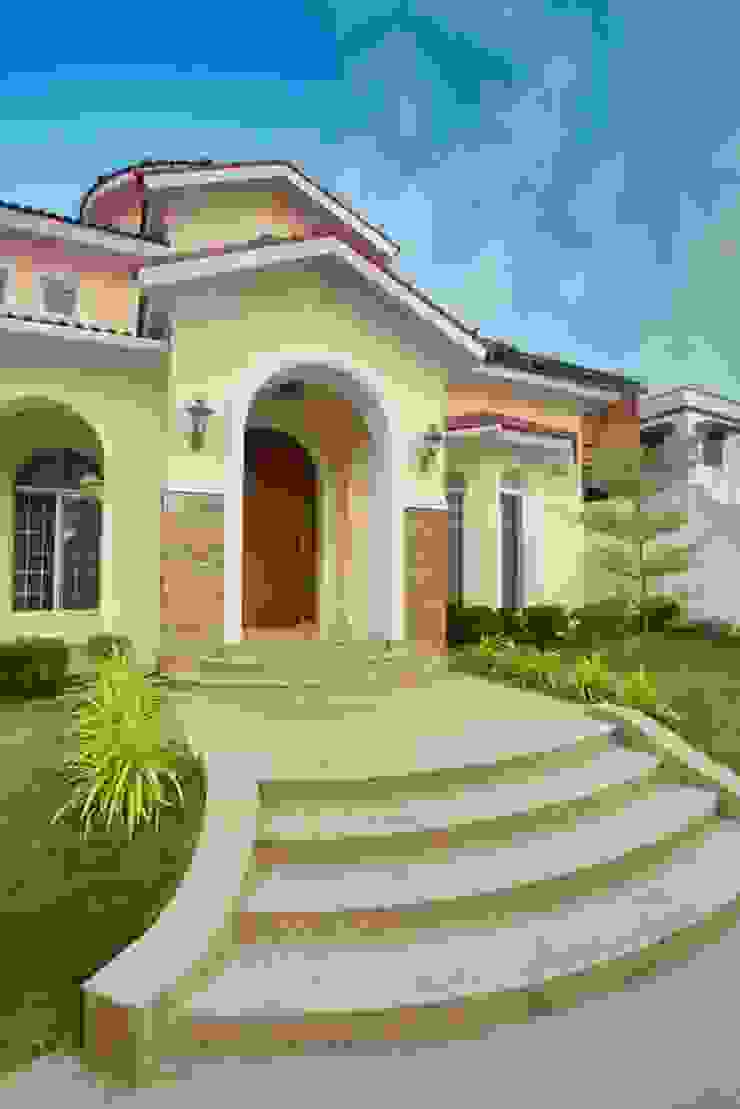 Curved steps to main entry foyer S Squared Architects Pvt Ltd. Mediterranean style houses Bricks Beige
