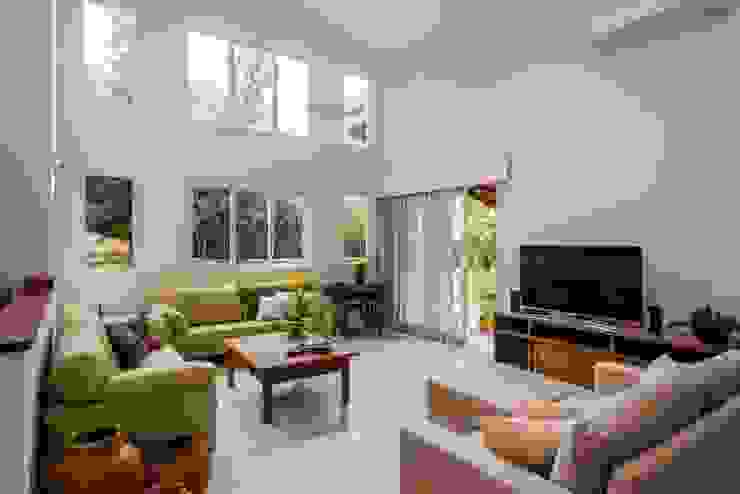 Moderne Wohnzimmer von okna arquitetura Modern Holz Holznachbildung
